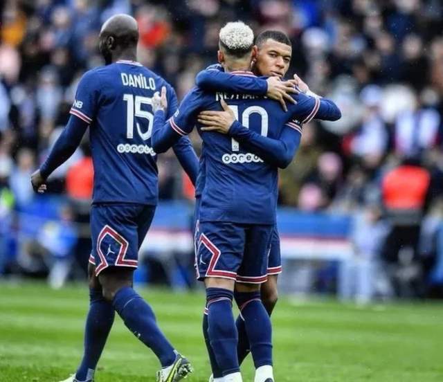 赛地聚焦——法甲转会期热度飙升；金州勇士再遭质疑；球迷炸锅；球队文化再被提及的简单介绍