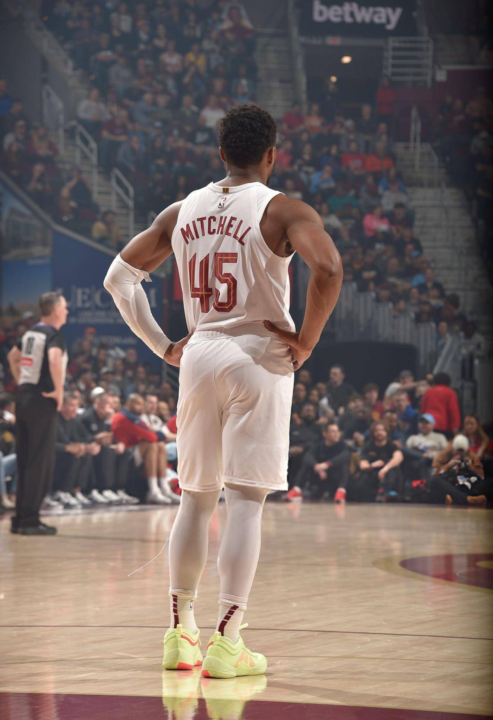 转折点克里夫兰骑士回应争议，NBA季后赛转会期攻防权衡，话题不断，赛程密集仍需轮换的简单介绍